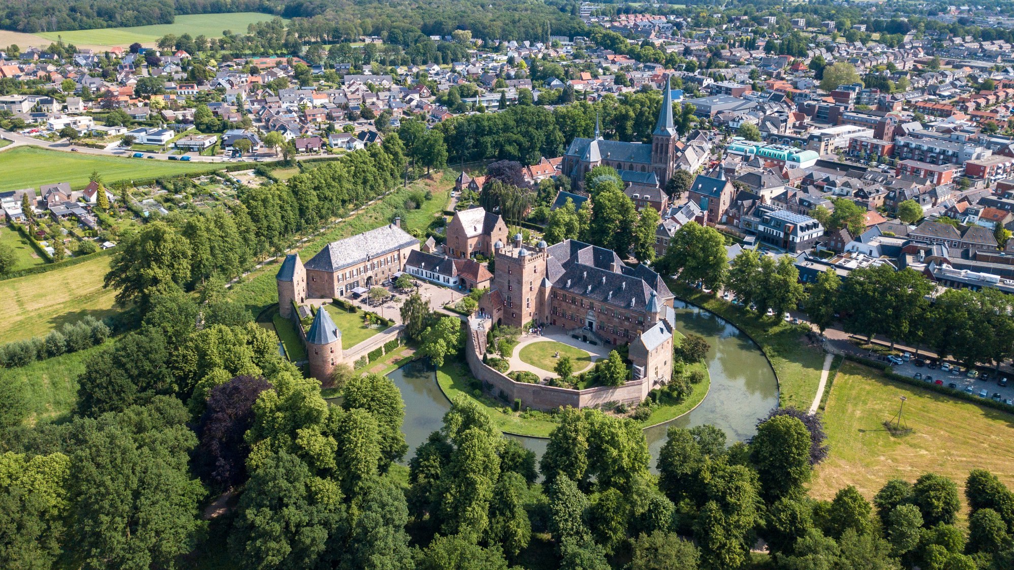 Luchtfoto van Kasteelstad ’s-Heerenberg met Kasteel Huis Bergh, kerken en het stadshart