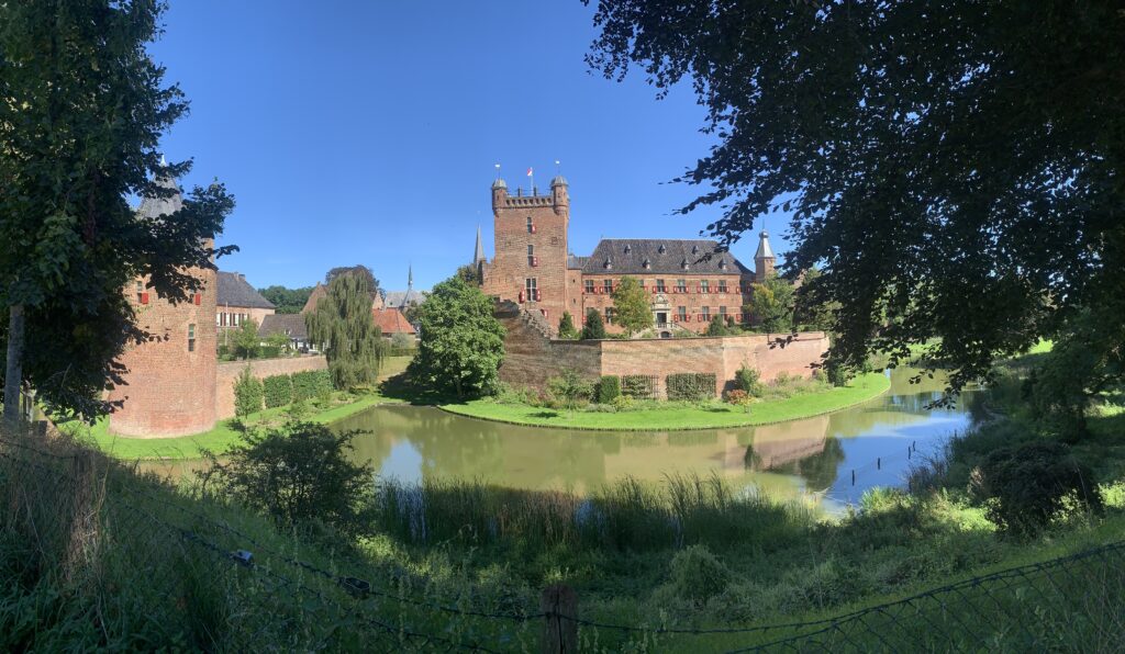 Kasteel Huis Bergh gaat renoveren en de collectie gaat uit logeren